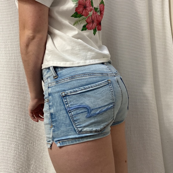 Women’s American Eagle light wash hi-rise shortie jean shorts. Size 4. - Picture 6 of 16